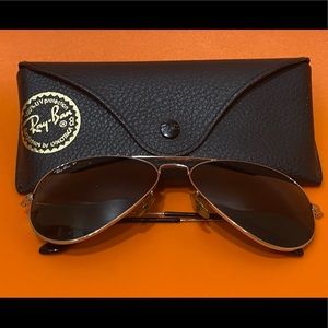 Ray-Ban classic silver polarized aviator sunglasses. 58mm lenses size medium.